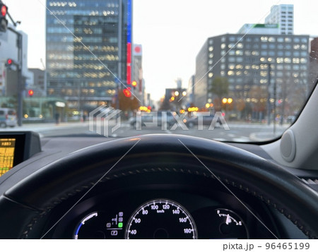 信号待ちの車内 96465199