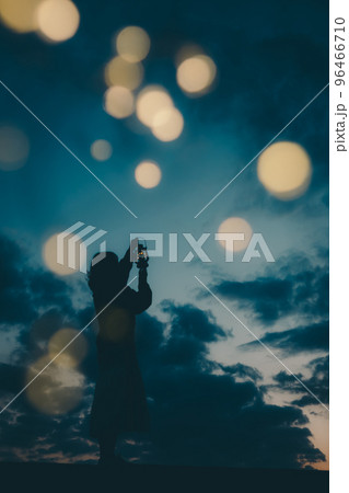 海辺で佇む若い女性のシルエット写真 海辺で佇む若い女性のシルエット写真 96466710