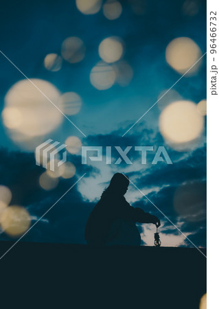 海辺で佇む若い女性のシルエット写真 海辺で佇む若い女性のシルエット写真 96466732