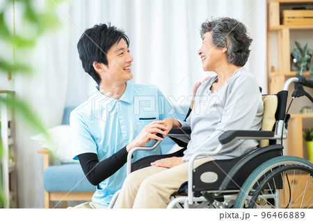 介護、介護士、男性、女性、お婆さん、車椅子、介護施設、老人ホーム、シニア、おばあさん、老人、高齢者 96466889