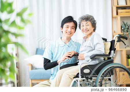 介護、介護士、男性、女性、お婆さん、車椅子、介護施設、老人ホーム、シニア、おばあさん、老人、高齢者 96466890