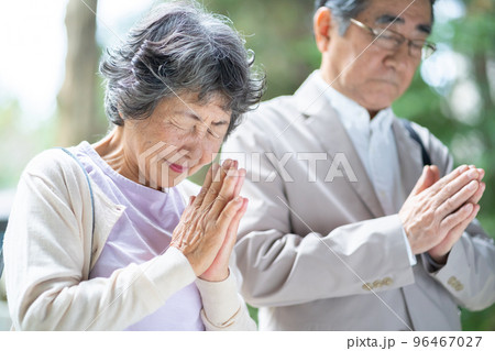 おじいさん、おばあさん、夫婦、お参り、神社、お寺、参拝、合掌、願い、パワースポット、祈願、シニア 96467027