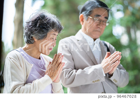 おじいさん、おばあさん、夫婦、お参り、神社、お寺、参拝、合掌、願い、パワースポット、祈願、シニア おじいさん、おばあさん、夫婦、お参り、神社、お寺、参拝、合掌、願い、パワースポット、祈願、シニア 96467028