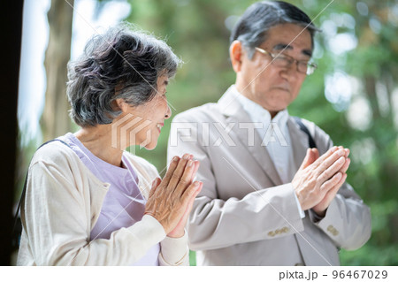 おじいさん、おばあさん、夫婦、お参り、神社、お寺、参拝、合掌、願い、パワースポット、祈願、シニア 96467029