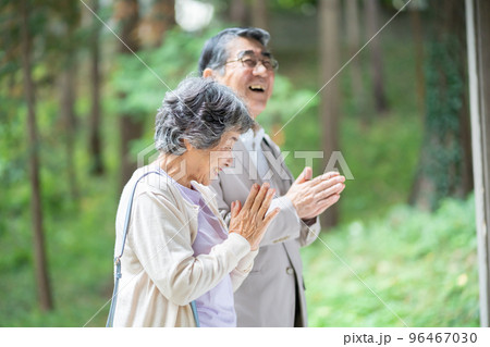 おじいさん、おばあさん、夫婦、お参り、神社、お寺、参拝、合掌、願い、パワースポット、祈願、シニア 96467030