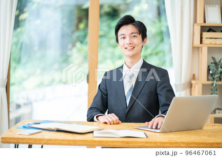 ビジネス、男性、スーツ、オフィス、日本人、PC、ビジネスマン、営業、笑顔、商談、20代、営業マン ビジネス、男性、スーツ、オフィス、日本人、PC、ビジネスマン、営業、笑顔、商談、20代、営業マン 96467061