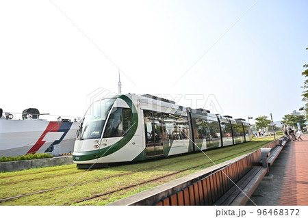 台湾南部、高雄市人気観光スポット ハマセン 海岸線を走るLRT 台湾南部、高雄市人気観光スポット ハマセン 海岸線を走るLRT 96468372