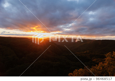 城ヶ倉大橋から観る雲の多い夕暮れ（青森県青森市） 96468517