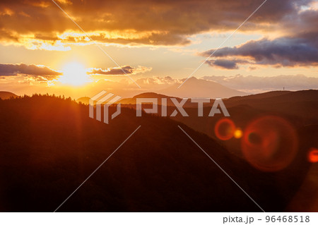 城ヶ倉大橋から観る雲の多い夕暮れと岩木山（青森県青森市） 96468518