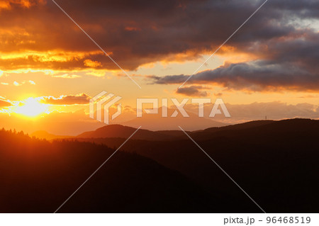 城ヶ倉大橋から観る雲の多い夕暮れと岩木山（青森県青森市） 96468519