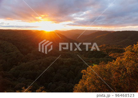城ヶ倉大橋から観る雲の多い夕暮れ（青森県青森市） 96468523