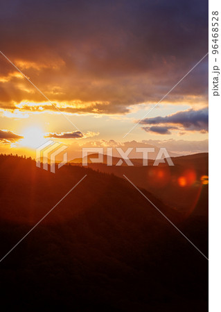 城ヶ倉大橋から観る雲の多い夕暮れ(青森県青森市) 城ヶ倉大橋から観る雲の多い夕暮れ(青森県青森市) 96468528