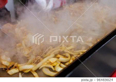 十和田バラ焼き弁当調理風景(青森県十和田市)横構図 十和田バラ焼き弁当調理風景(青森県十和田市)横構図 96469024