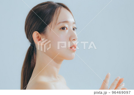 若い女性のベーシックビューティー 96469097