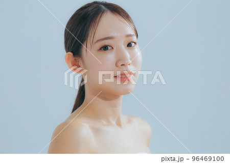 若い女性のベーシックビューティー 96469100