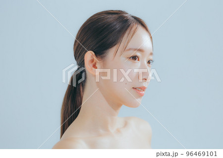 若い女性のベーシックビューティー 96469101