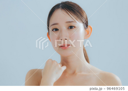 若い女性のベーシックビューティー 96469105