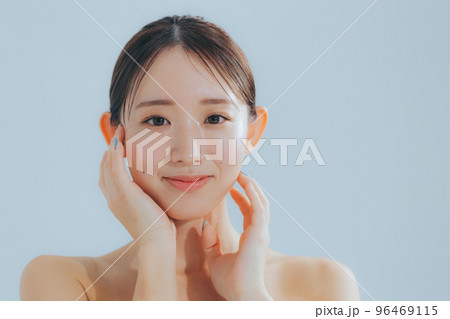若い女性のベーシックビューティー 96469115