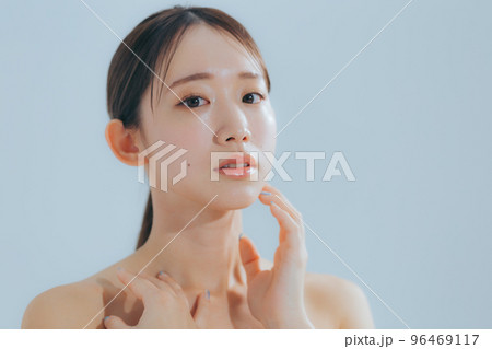 若い女性のベーシックビューティー 96469117