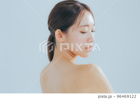若い女性のベーシックビューティー 96469122