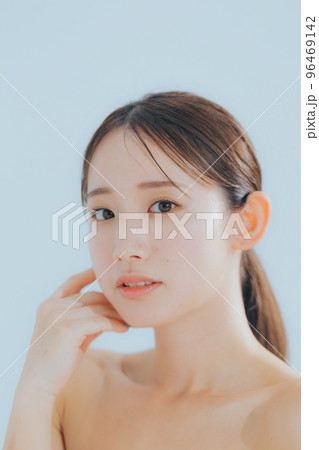 若い女性のベーシックビューティー 96469142