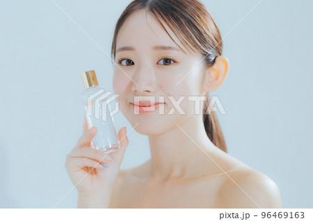 若い女性のベーシックビューティー 96469163