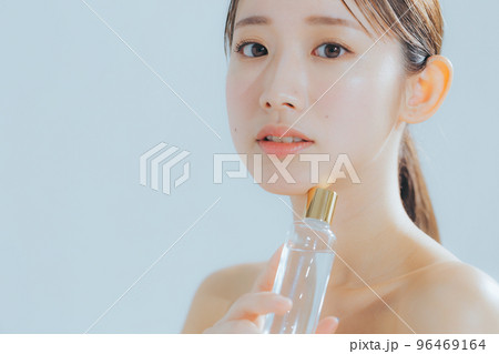 若い女性のベーシックビューティー 96469164