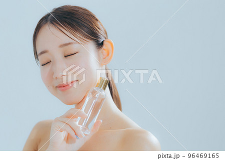 若い女性のベーシックビューティー 96469165