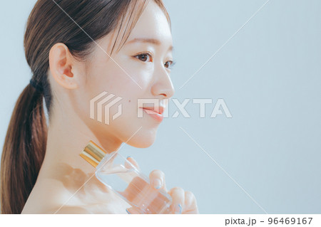 若い女性のベーシックビューティー 96469167