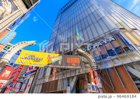 東京　渋谷駅前の街並み　センター街入口とキューフロント 96469184