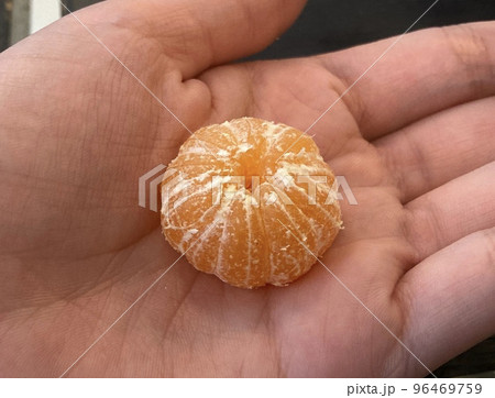 剥いた鹿児島小みかん 96469759