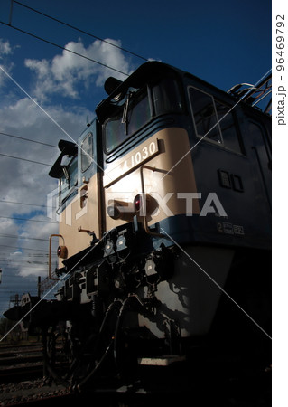太陽の光を浴びて車体を輝かせるEF64-1030号機 96469792