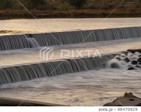 早朝の河川自然浄化設備の風景 96470929