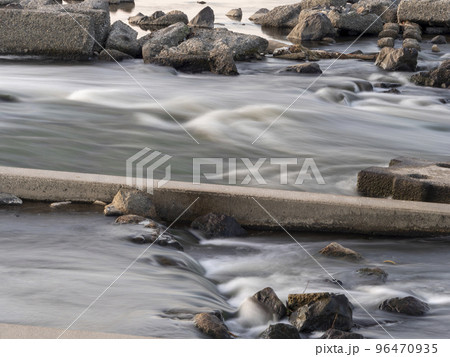早朝の河川自然浄化設備の風景 96470935
