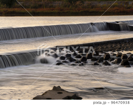 早朝の河川自然浄化設備の風景 早朝の河川自然浄化設備の風景 96470938