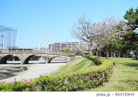 青空と石橋記念公園の風景 青空と石橋記念公園の風景 96470944