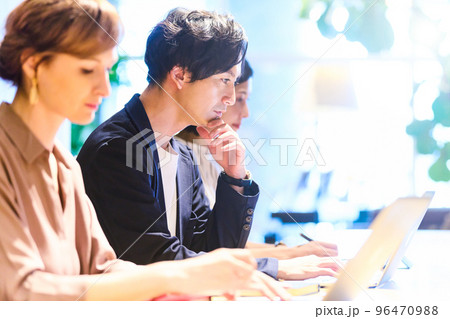 ビジネス　撮影協力：PARK6 powered by bondolfi boncaffē 96470988