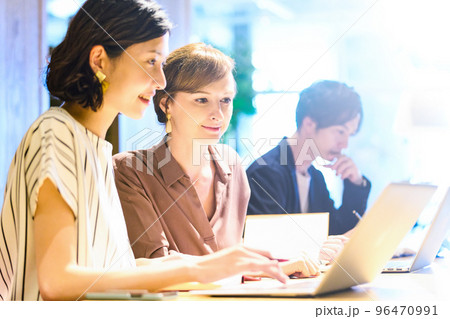 ビジネス　ミドル撮影協力：PARK6 powered by bondolfi boncaffē 96470991