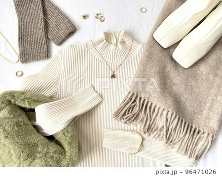 秋冬のファッション　ニット、ファーバッグ、マフラー 96471026