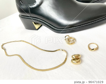 黒のブーツと色々なゴールドアクセサリー 黒のブーツと色々なゴールドアクセサリー 96471029