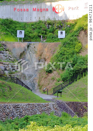 露出する糸魚川静岡構造線(フォッサマグナパーク) 露出する糸魚川静岡構造線(フォッサマグナパーク) 96471211