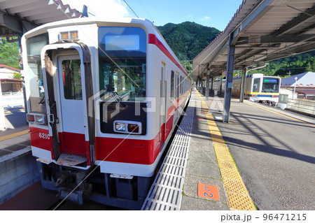 新藤原駅の野岩鉄道車両 6050系電車と奥に東武鉄道車両 96471215