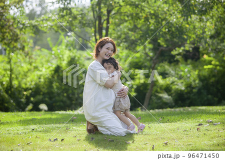 妊婦の母と、2歳の娘 妊婦の母と、2歳の娘 96471450