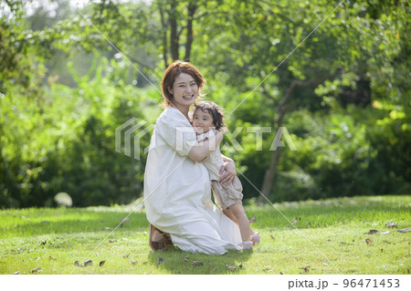 妊婦の母と、2歳の娘 96471453