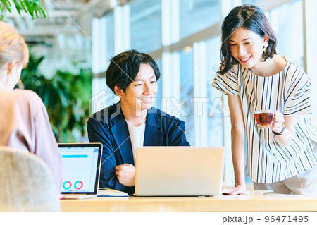 ビジネス　ミドル撮影協力：PARK6 powered by bondolfi boncaffē 96471495