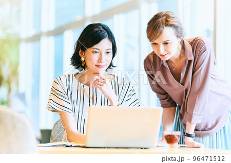 ビジネス　ミドル撮影協力：PARK6 powered by bondolfi boncaffē 96471512