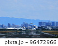 大阪国際空港　旅客機　離陸　猪名川土手 96472966