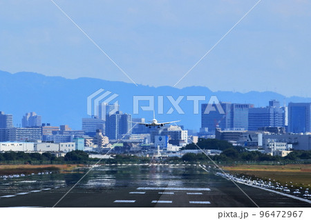 大阪国際空港　旅客機　離陸　猪名川土手 96472967