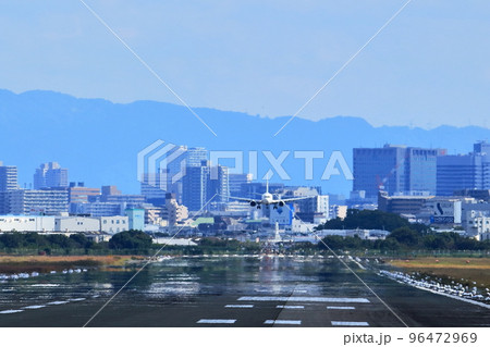 大阪国際空港　旅客機　離陸　猪名川土手 96472969