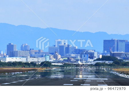 大阪国際空港　旅客機　離陸　猪名川土手 96472970
